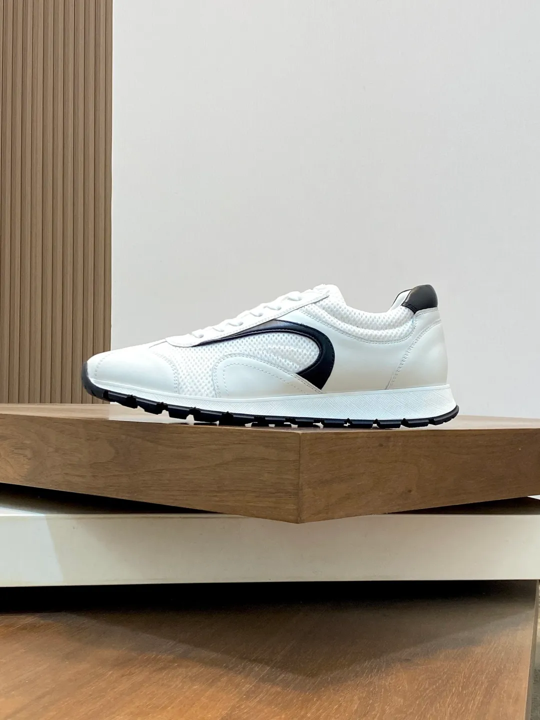 Men's shoes 💰740 Prada men's new lace-up sports and casual shoes. This upper is made of imported calfskin stitching. The tongue is P's classic bronzing lougou. The lining is made of calfskin for the feet. The outsole is made of non-slip sports exclusive rubber outsole with logo. It feels good on the foot. It is fashionable and fashionable. It has a standard sports version and looks very good on the foot! Comes with original box and dust bag! L leather shoe size: 39/40/41/42/43/44 original box packaging + dust bag
